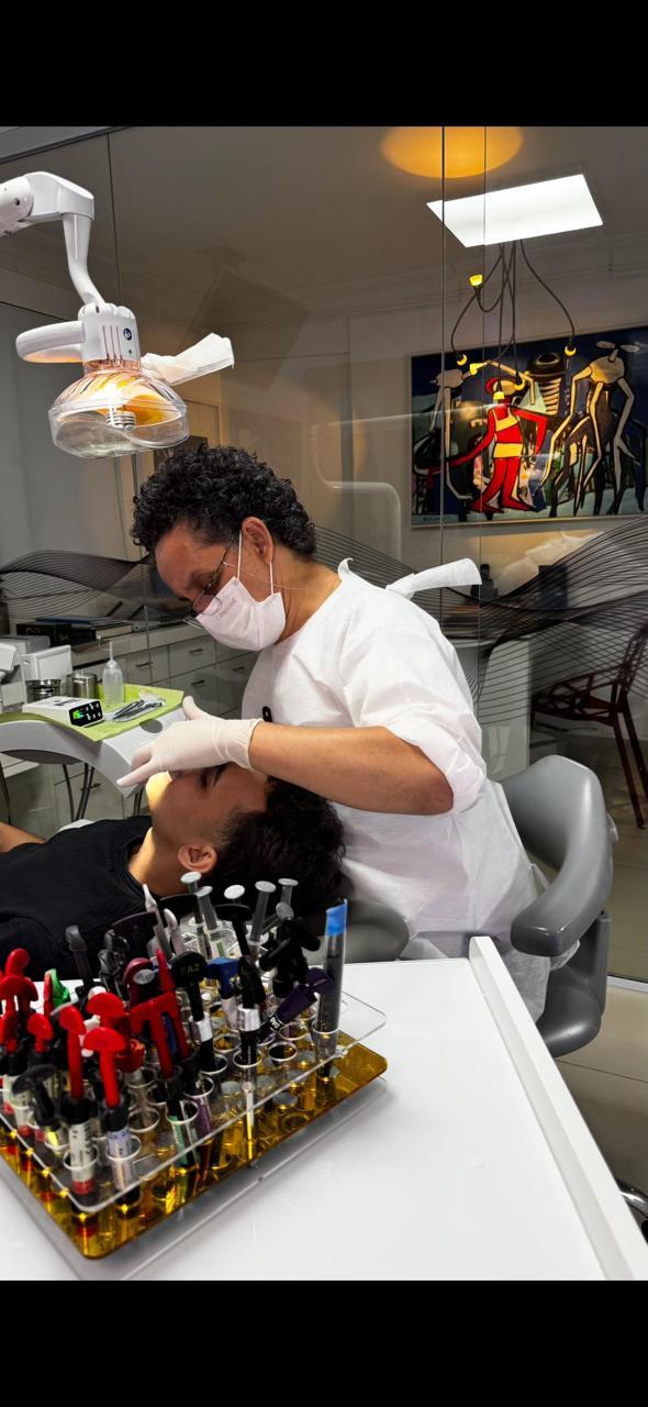 Dr. Márcio Santana realizando atendimento odontológico em consultório